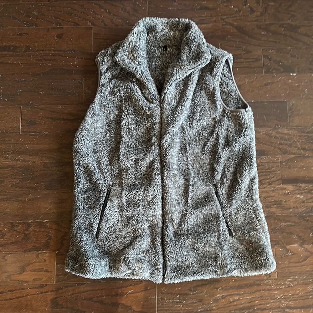 Gray faux fur vest, women’s large